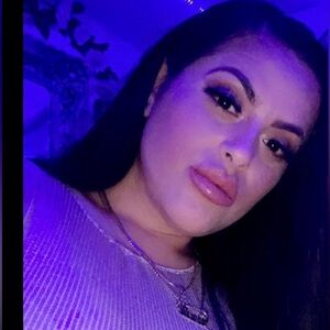 Meet your Posher, Janette hi everyone is welcome to make offers